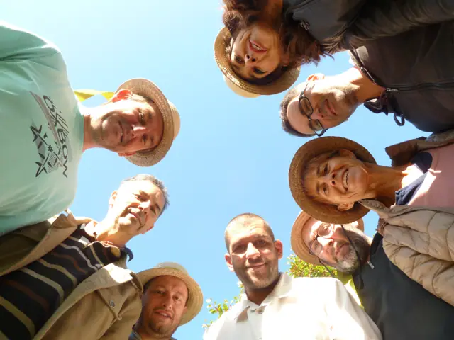 Selfie des bénévoles du comité en chapeau de paille