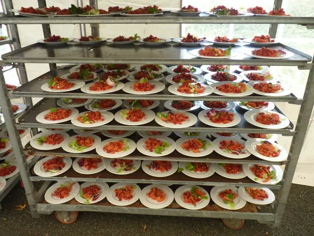 Les assiettes du repas prêtes à servir