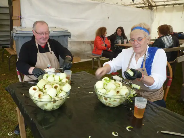 Épluchage des pommes par les bénévoles
