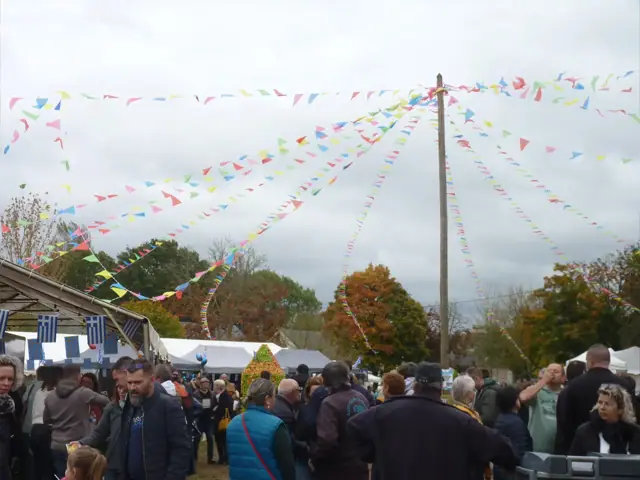 Des guirlandes colorées et une ambiance chaleureuse pour accueillir les visiteurs