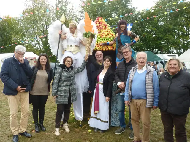 Photo souvenir avec des personnages costumés sur le thème de la Grèce