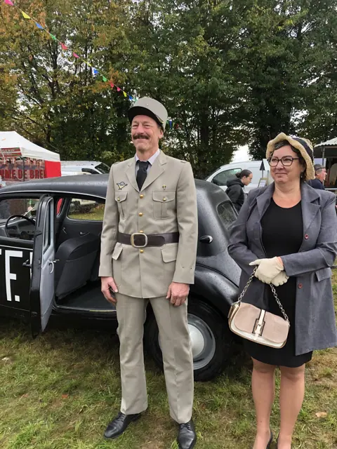 Couple costumé années 40 devant une traction FFI, Foire aux Pommes 2025