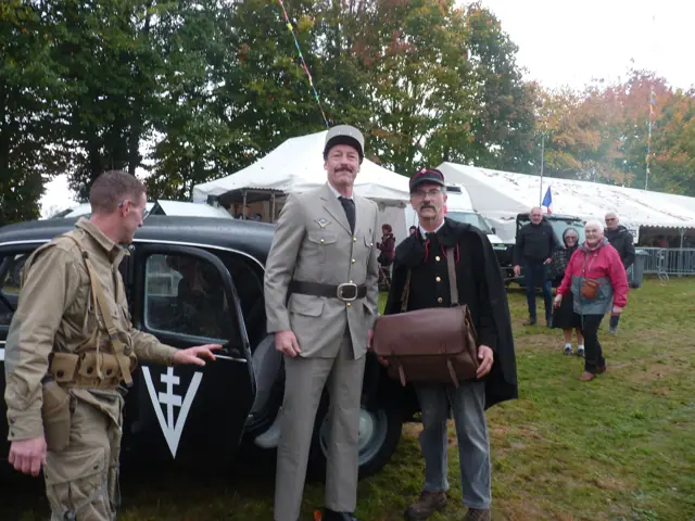 Défilé en uniformes dans les allées de la foire
