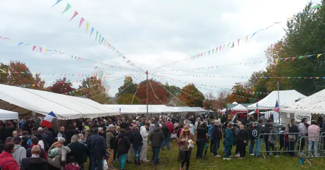 La foule sous les guirlandes de la Foire aux Pommes 2025