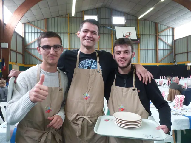 Les jeunes bénévoles au service du repas