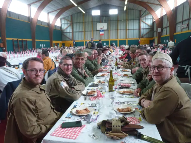 Repas campagnard avec les convives en uniforme