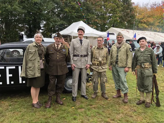 Groupe en uniformes de la Libération, 40 ans de la foire