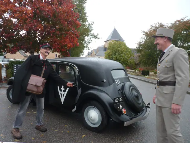 Traction avant FFI devant l’église de Marigné