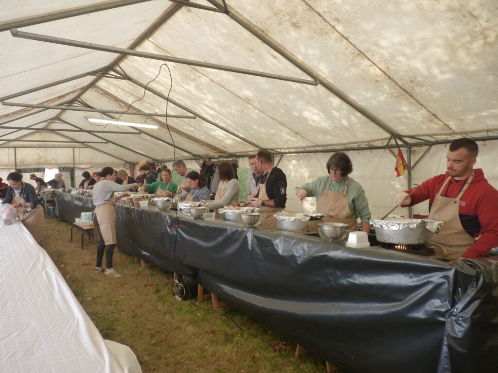 Bénévoles foires aux pommes Marigné beignets