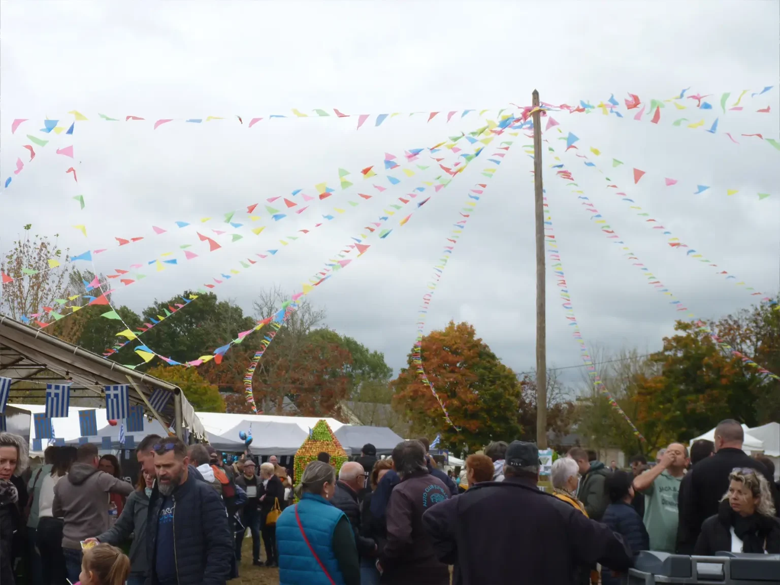 Des guirlandes colorées et une ambiance chaleureuse pour accueillir les visiteurs.