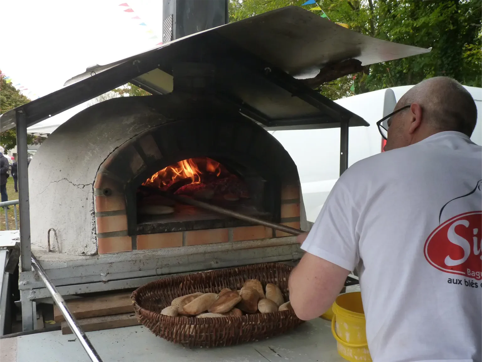La cuisson du pain traditionnel, un incontournable de la Foire aux Pommes.