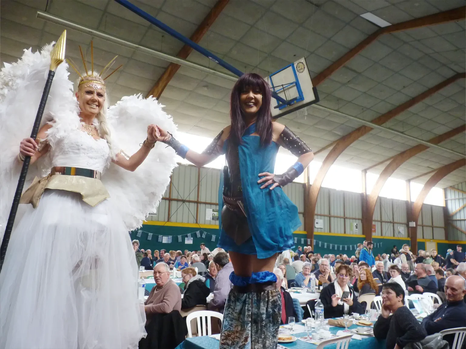 Des participants déguisés dans le thème de la Grèce antique.