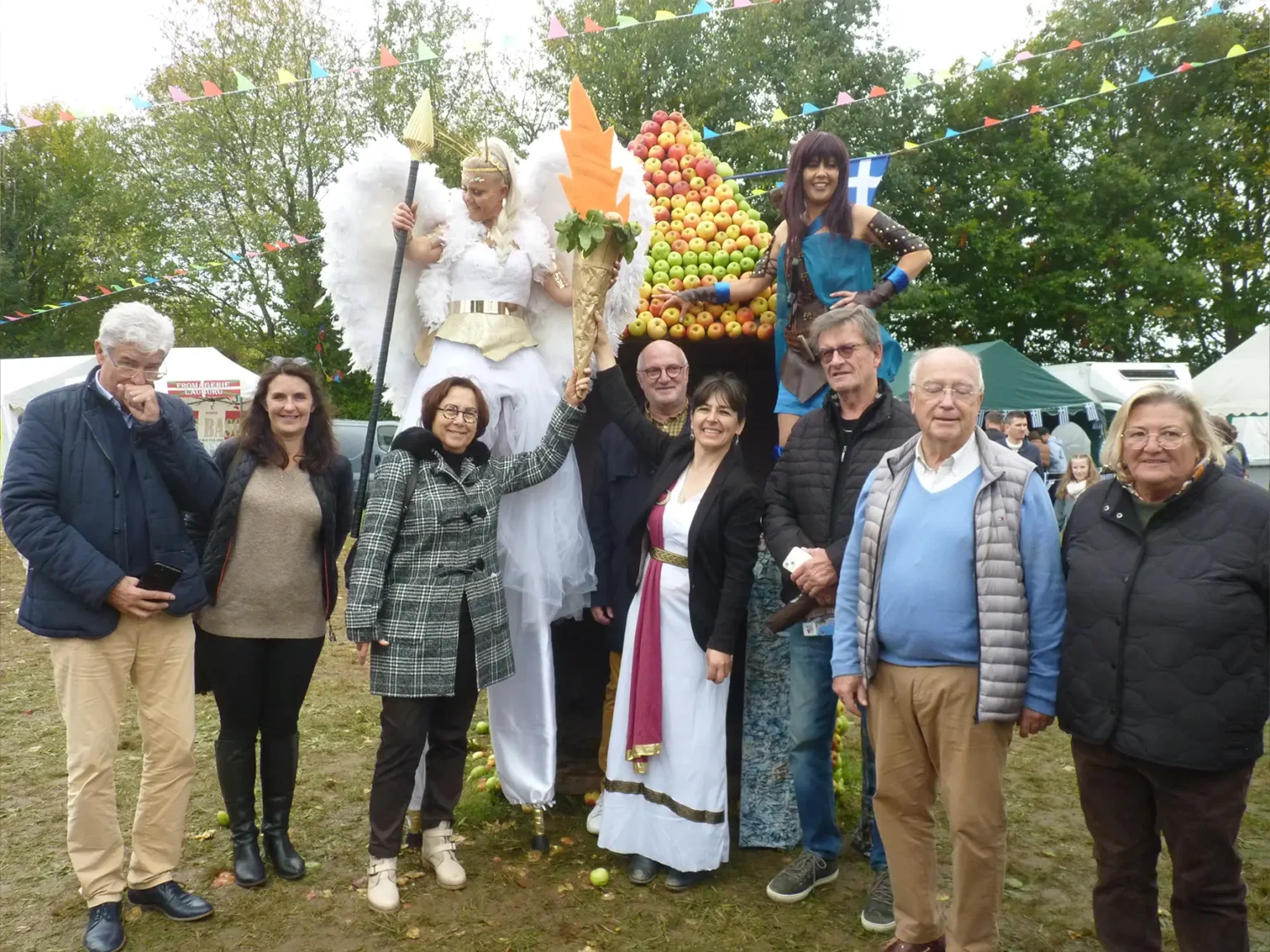 Photo souvenir avec des personnages costumés sur le thème de la Grèce.